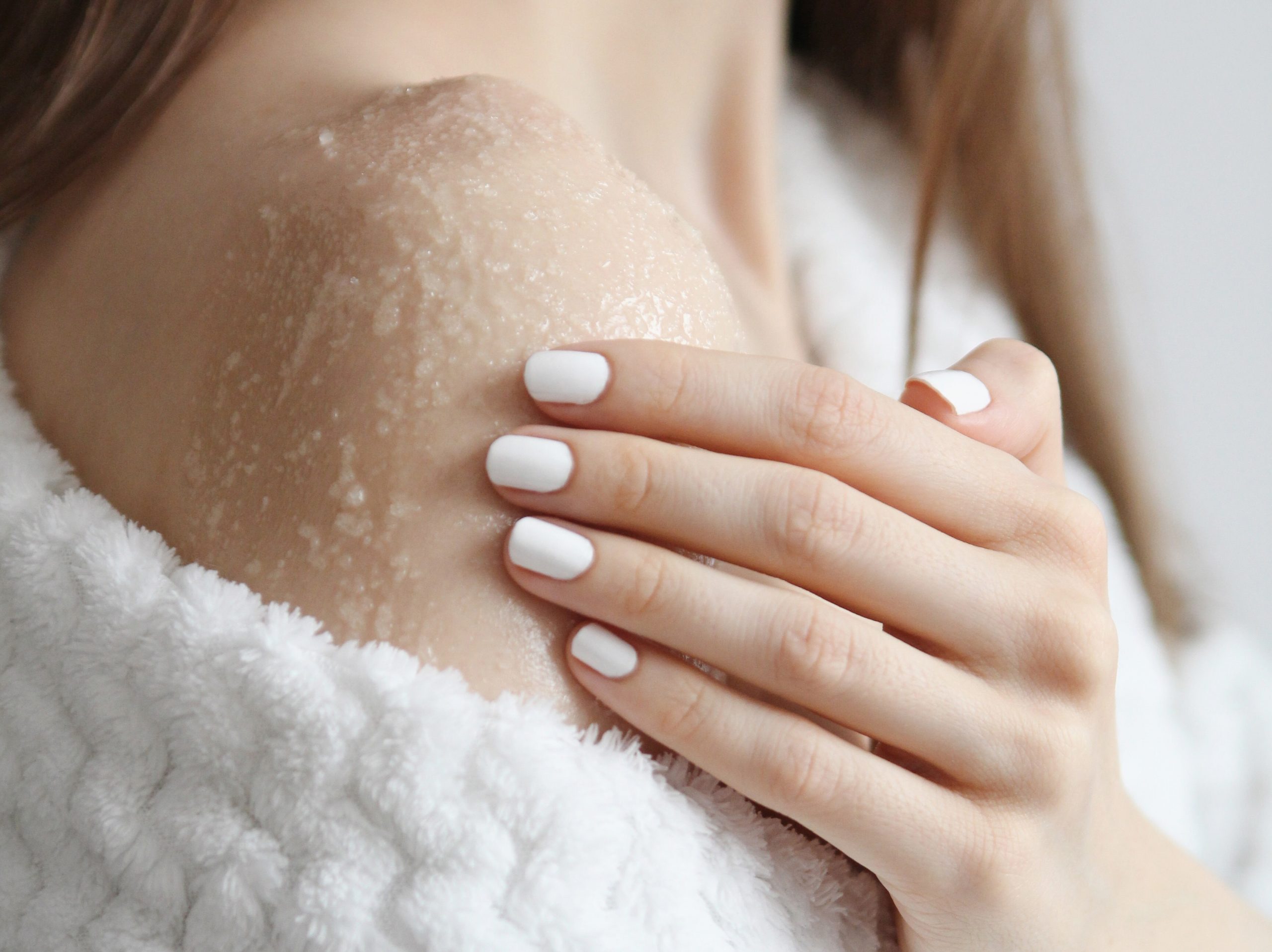 regenerujący peeling do ciała ramię dłoń kobieta
