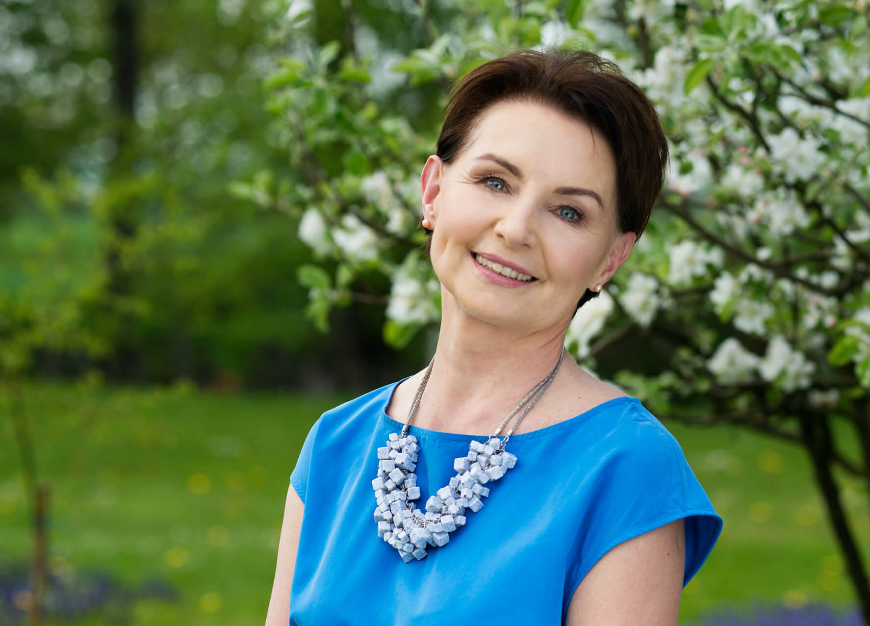 neodermyl kobieta z dojrzałą cerą w sadzie wiosną