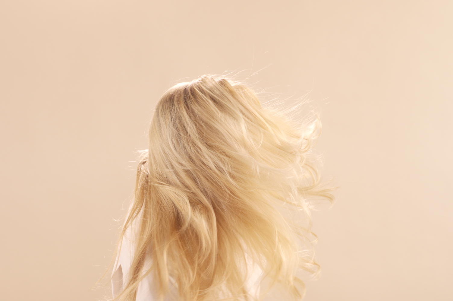 blond włosy stylizowane wiatrem