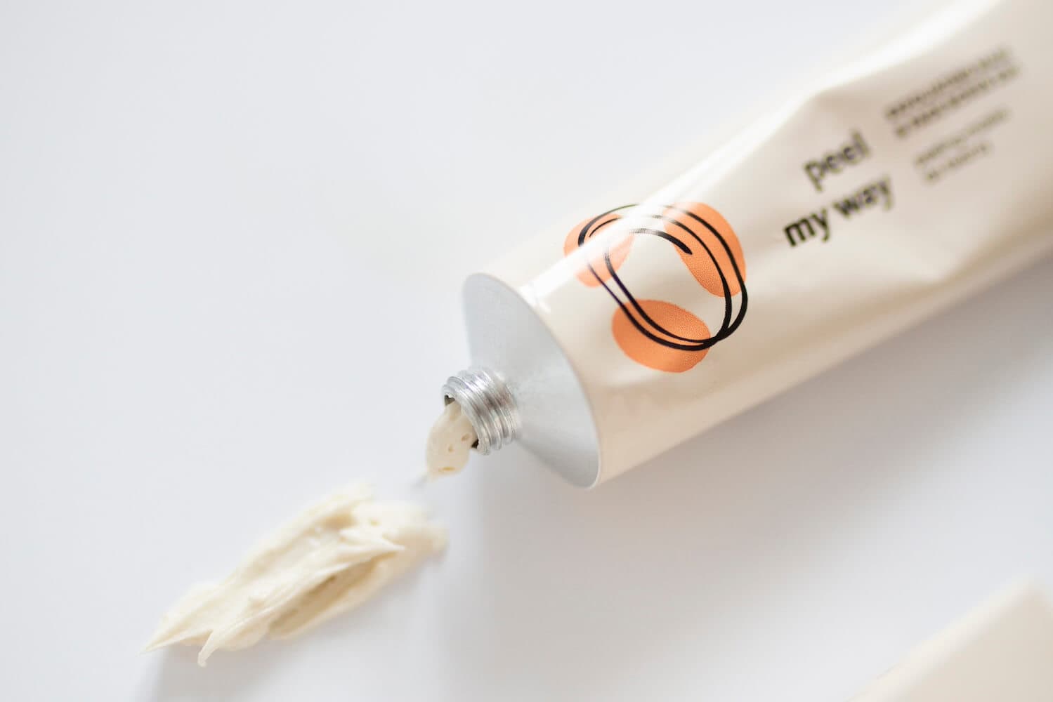 peeling Resibo wyciśnięty z tubki kaszka na czole