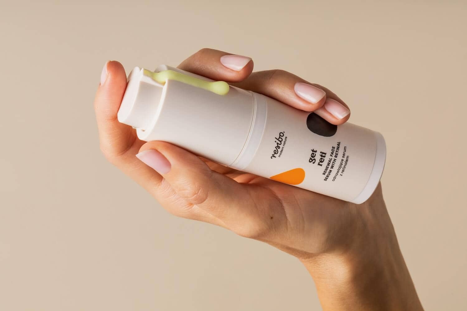 serum z retinalem resibo w dłoni