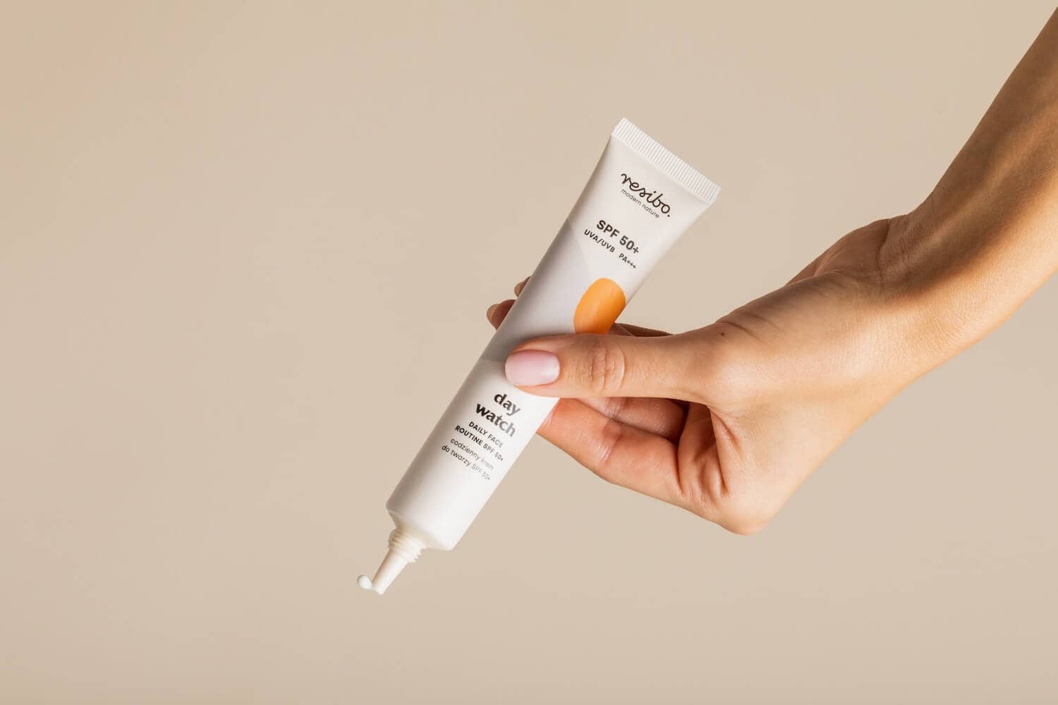 skin minimalism pielęgnacja resibo dłoń trzyma krem z filtrem SPF